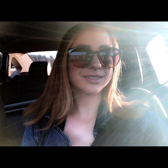 💜Meet your Posher!💜 - Picture 2 of 10